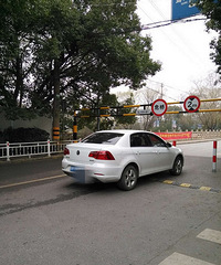 ���������Ϻ���ͣ��һ���죡ͷ�����ž�ʾ׮������