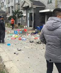 ����һ���ӷ���Ѽ�ȫ���ˣ�û���·��������ڳ��� ����ú���ޣ�