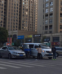 �������ֵ�  ����ĳ·��С���ֱ�������γ�����л�����