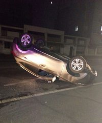 �賿һ�γ�����ײ�˸�����  �Լ��Ľų��� ˾��ʧ�١�������