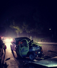 ��ҹ�·ᳵ������ƿ������ײ��С�γ� ����һ̲Ѫ...