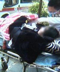 "孕妇独自下楼时,羊水破了!孩子在楼梯间出生…"