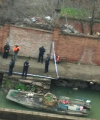 ԭ��ί��¥����ӱ߳����ˣ�һ�����ڡ�������