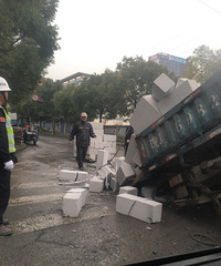 һ������ʯ�Ϸ��ˣ��󿨳�˲�䱻ѹ���� �Ա߻��С�����