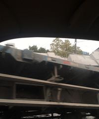 һ������ʯ�Ϸ��ˣ��󿨳�˲�䱻ѹ���� �Ա߻��С�����