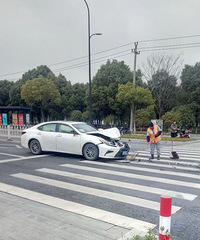 ��ˮ·�׿���˹���ϱ�����һ����ͷ���� һ����ײ�����泵�� ��