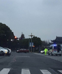 �°�߷廨԰·ͻ������ ���ӳ��ƶ�ײ���ˣ�