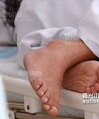 "什么怪病? 13岁男孩睡觉都要冰水泡脚 怕热怕痛"