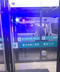 ��ҹ����һŮ���ڱ��ݳ�ҩ���� �Ϲ�����110��120���Ŷ���