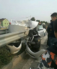 û���Ʊ���ʮ��·��ײ�ϵ�ƿ�� ��ͷ�������� ���ϻ����˸���