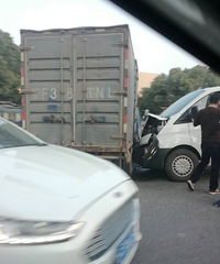 �߹��г��ſ�ͻ��������С��ֱֱײ�ϴ󿨳� ��ͷײ��