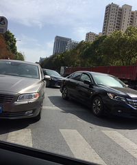 ����·�ϵ��������¹ʣ��л���·�ſ��ֶ�����ײ��