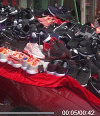 嘉兴女土豪用80万敞篷宝马当货架 在街边卖鞋