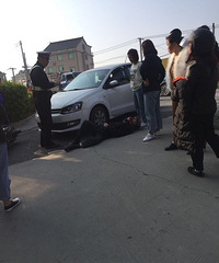 һ���糵��������Ů˾��ײ�˵�ƿ��Ů˾�� �ﳵ������ѹ