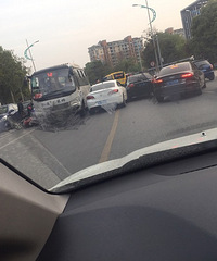 ���򳵵����� ǰ��ĳ��������˶���һ��Ƭ��