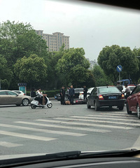 �л�������·�ִ�����ײ����ƿ����Ů�ӻ��Բ��ѡ�����