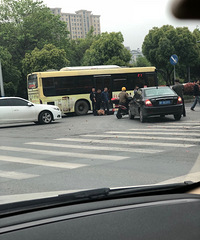 �л�������·�ִ�����ײ����ƿ����Ů�ӻ��Բ��ѡ�����