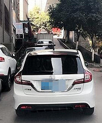 Ů˾���ѳ�ͣ��·�м� �����Ų��ܲ��˾����ˣ�