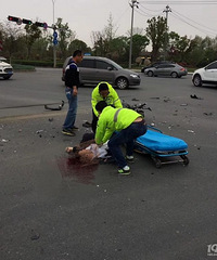 ͻ��������һѧ����Сë¿��ײ Ѫ��һ�أ�