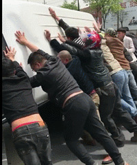 ��ˮ·��һ�������������� һȺ�˳���ȥ