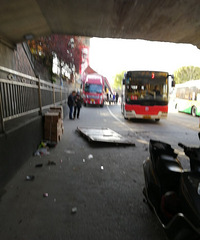 "飞来横祸《集装箱超高撞铁路桥洞,拦板掉下砸中电瓶车老伯》"