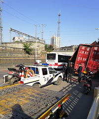 ����ĳ��·�Ŷ������ˣ���װ��ײ������ ���й�·�ϲ�