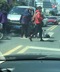 ͻ������ɽ·�����г����������� ���ӱ�ײ�ɵ���һ������