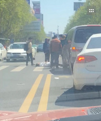 ͻ������ɽ·�����г����������� ���ӱ�ײ�ɵ���һ������