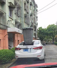 ����ĳС��������ͣ�� ֱ�ӱ����ڳ�����������