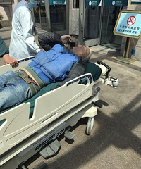 ͻ����Ħ�г����Ӻ�4���׾� 4S���ſ�ײ��ת��γ�