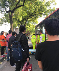 ͻ�����Ĺ�·95·������ײ�ϵ�ƿ�� ��Χ������