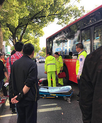 ͻ�����Ĺ�·95·������ײ�ϵ�ƿ�� ��Χ������