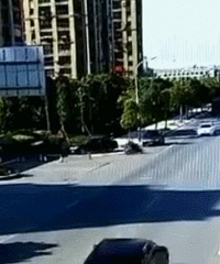 ����һ��ƿ�����ᴩ��·   ���˴�����ײ��