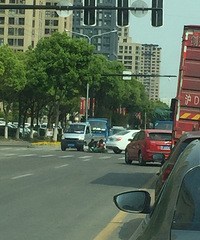 �е��������ϰ���߷�һ����ƿ����ײ ̱��һȺ��������