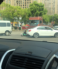 �е��������ϰ���߷�һ����ƿ����ײ ̱��һȺ��������