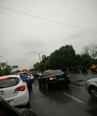 һ�����ʢ·�º�ɭ�ֹ�԰�ſ��г�ײ�� ��������ȫ����