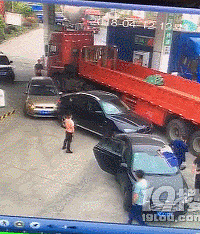 ����ĳ����վ һ���ӿ�����X6��ײ���ؽ�