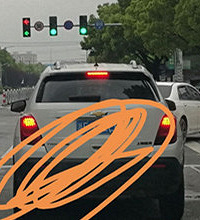 ��ô���£�����ĳ·������ת�ĺ��̵ƾ�Ȼͬʱ����