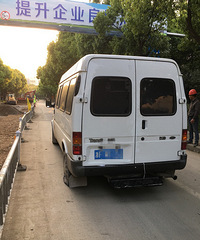 ����ĳ���޵�·�г���̥������Ų ��ú���һ�������߲���