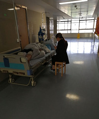 嘉兴一男子喝酒骑车摔倒满脸是血 好心司机开车拦前防二次伤害