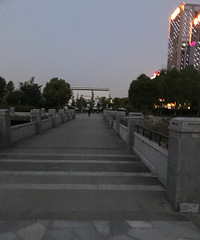 �����з���һ�������Ĺ�԰  ���˾�Ȼ������ط�