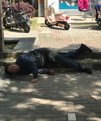心酸!欧尚桥边一个老人突然倒地 居然没人敢扶