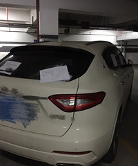 嘉兴有车在地下车库被“八面围剿” 一辆车贴满···