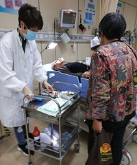 今早嘉兴一七八十岁老伯被撞满脸是血 轿车直接开走后又···