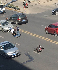 ��ɽ��·����ͻ���������ﳵ���ӱ�ײ��