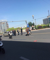 ��ɽ��·����ͻ���������ﳵ���ӱ�ײ��