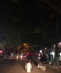 郁闷坏了!一条小路 前面电瓶车并排开 对面的车还···