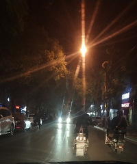 郁闷坏了!一条小路 前面电瓶车并排开 对面的车还···