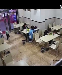 孕妇伸脚绊倒4岁男童 就因为男孩进门不小心碰到她?