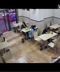 孕妇伸脚绊倒4岁男童 就因为男孩进门不小心碰到她?